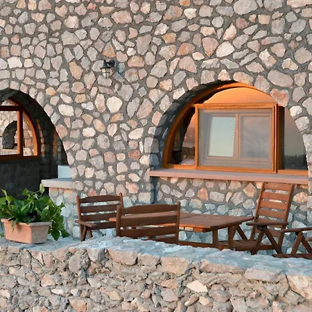 Zatrikion Santorini Pýrgos